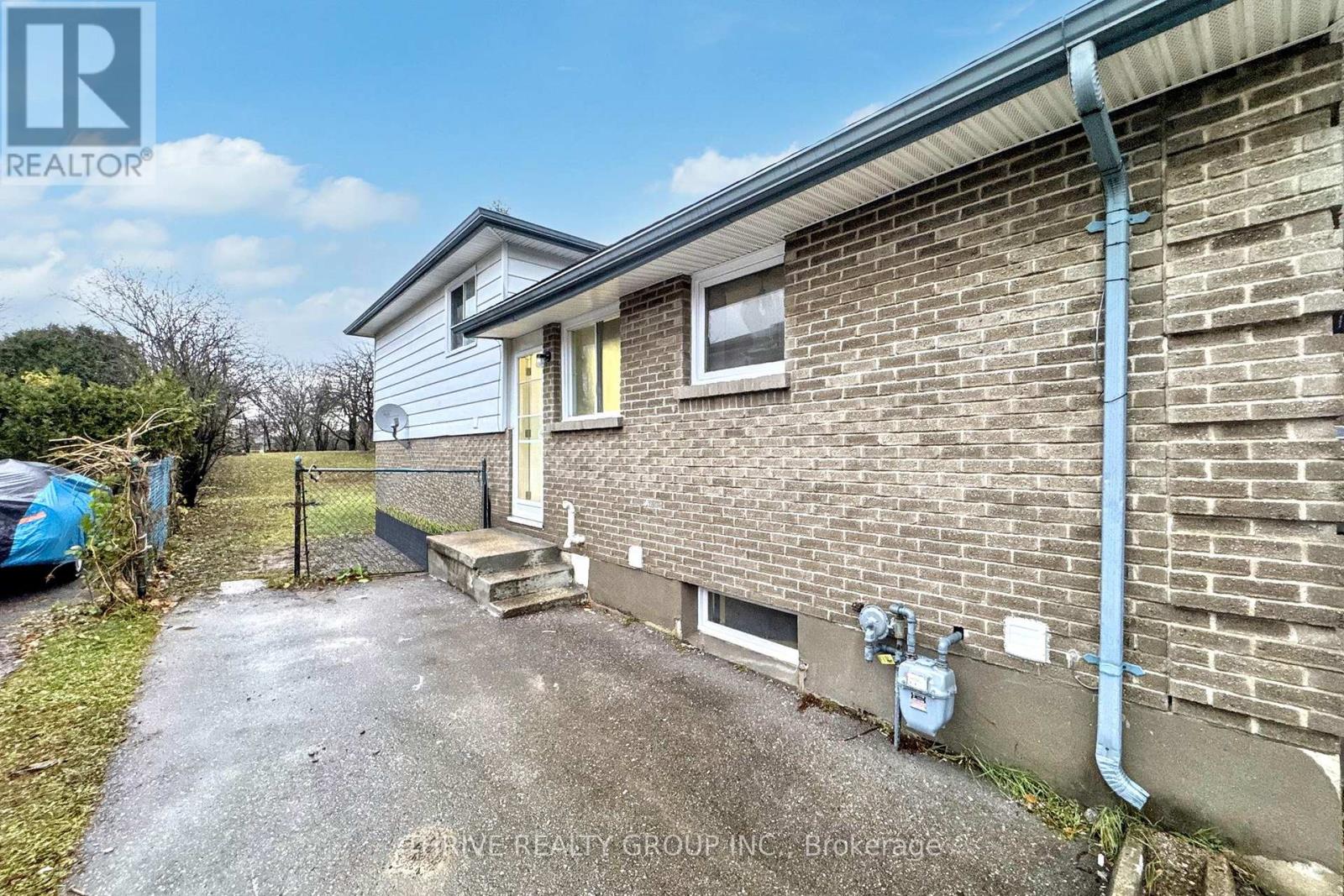 Upper - 645 Chiddington Avenue, London South, Ontario  N6C 2W6 - Photo 2 - X12552330