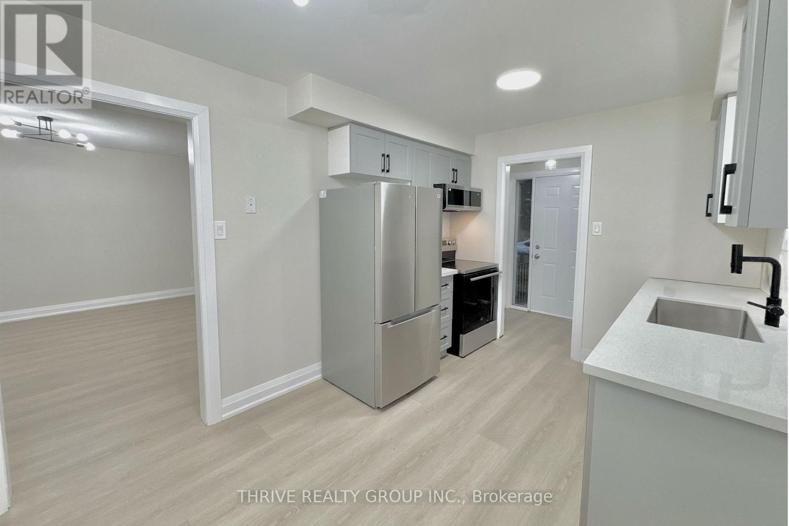 Upper - 645 Chiddington Avenue, London South, Ontario  N6C 2W6 - Photo 8 - X12552330