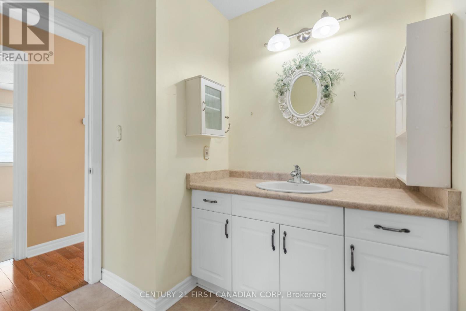 521 Darcy Drive, Strathroy-Caradoc, Ontario  N7G 4L1 - Photo 10 - X12552422