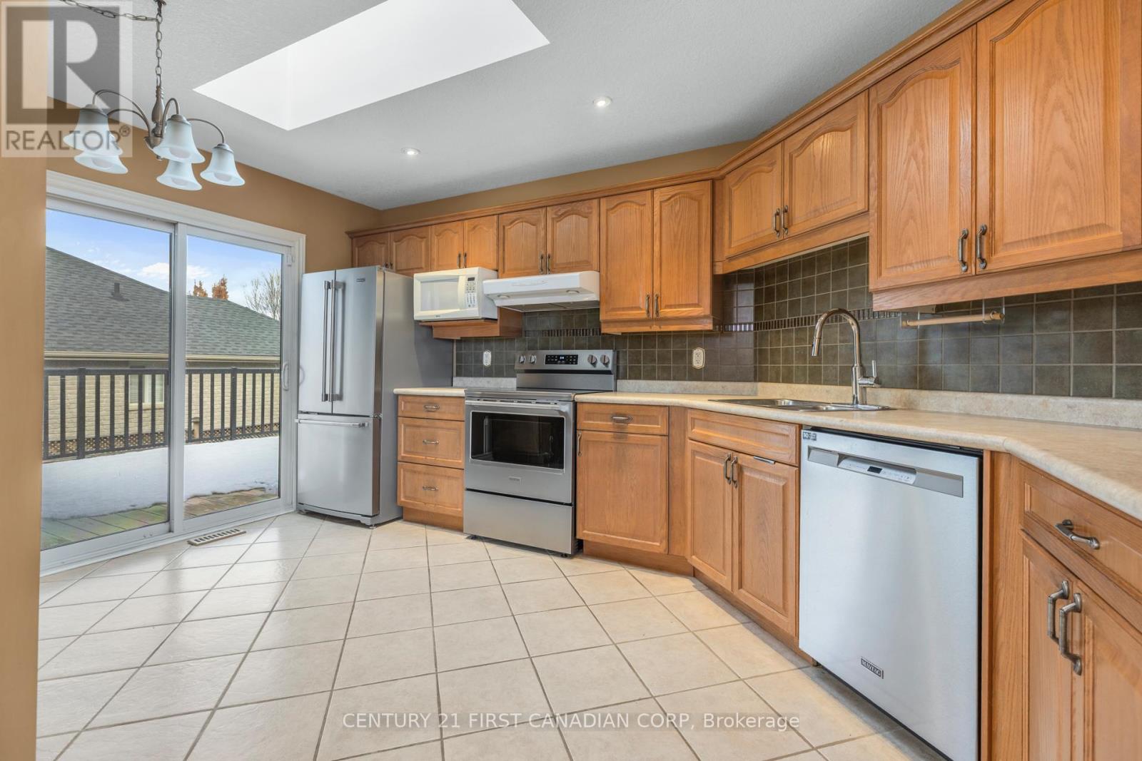 521 Darcy Drive, Strathroy-Caradoc, Ontario  N7G 4L1 - Photo 4 - X12552422