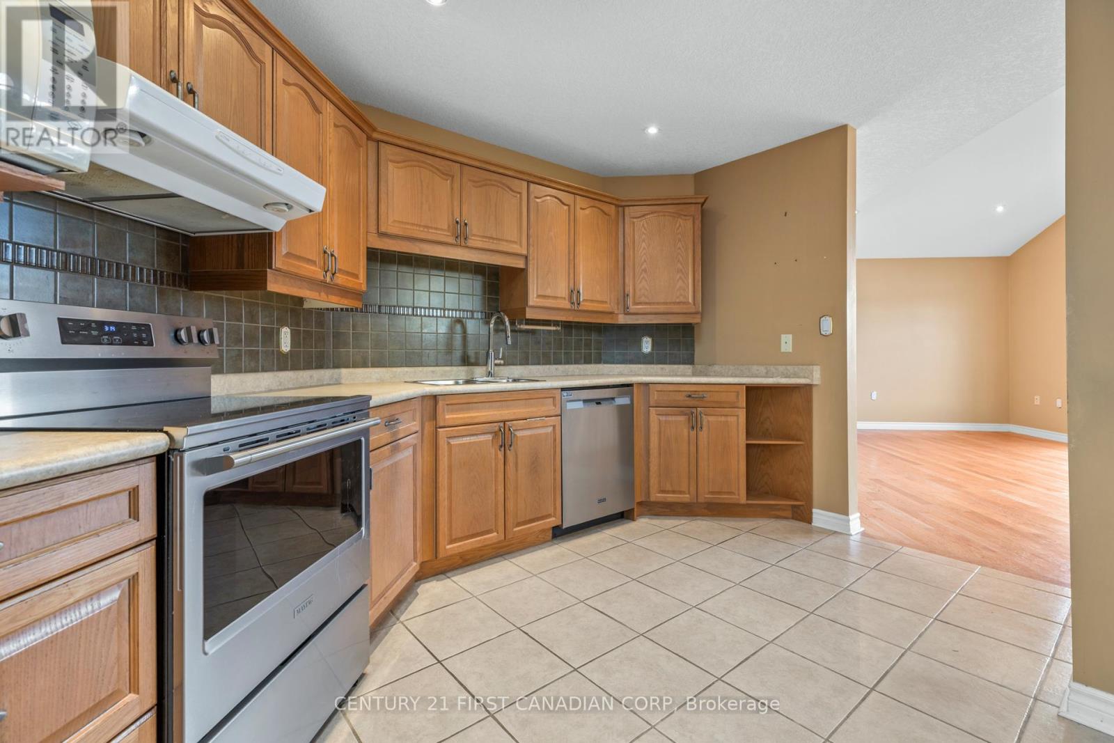 521 Darcy Drive, Strathroy-Caradoc, Ontario  N7G 4L1 - Photo 5 - X12552422