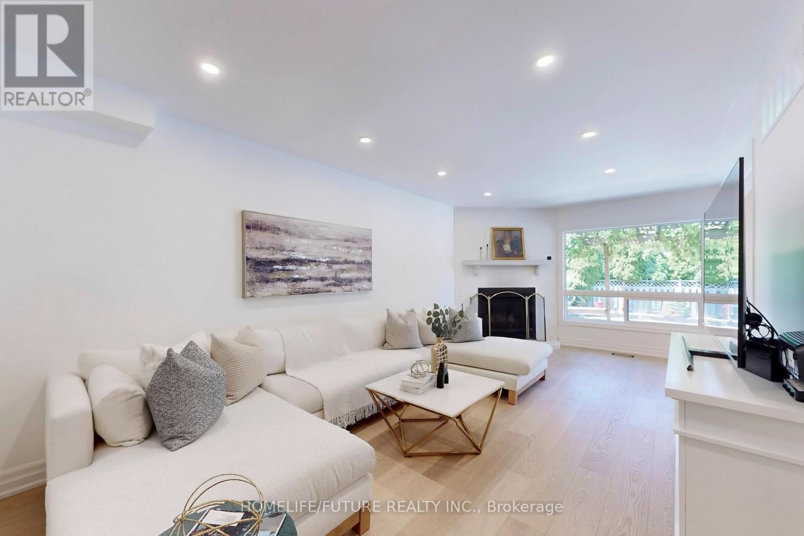 3273 Huxley Drive, Mississauga, Ontario  L5L 4S3 - Photo 2 - W12552102