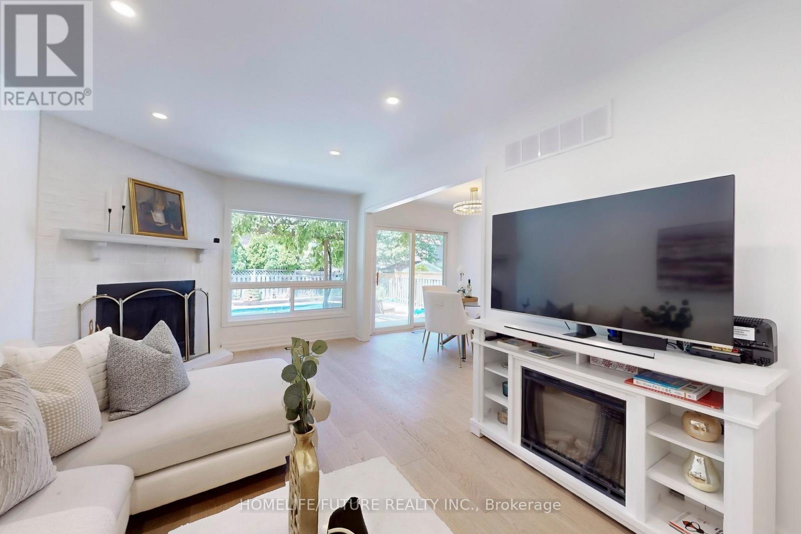 3273 Huxley Drive, Mississauga, Ontario  L5L 4S3 - Photo 3 - W12552102