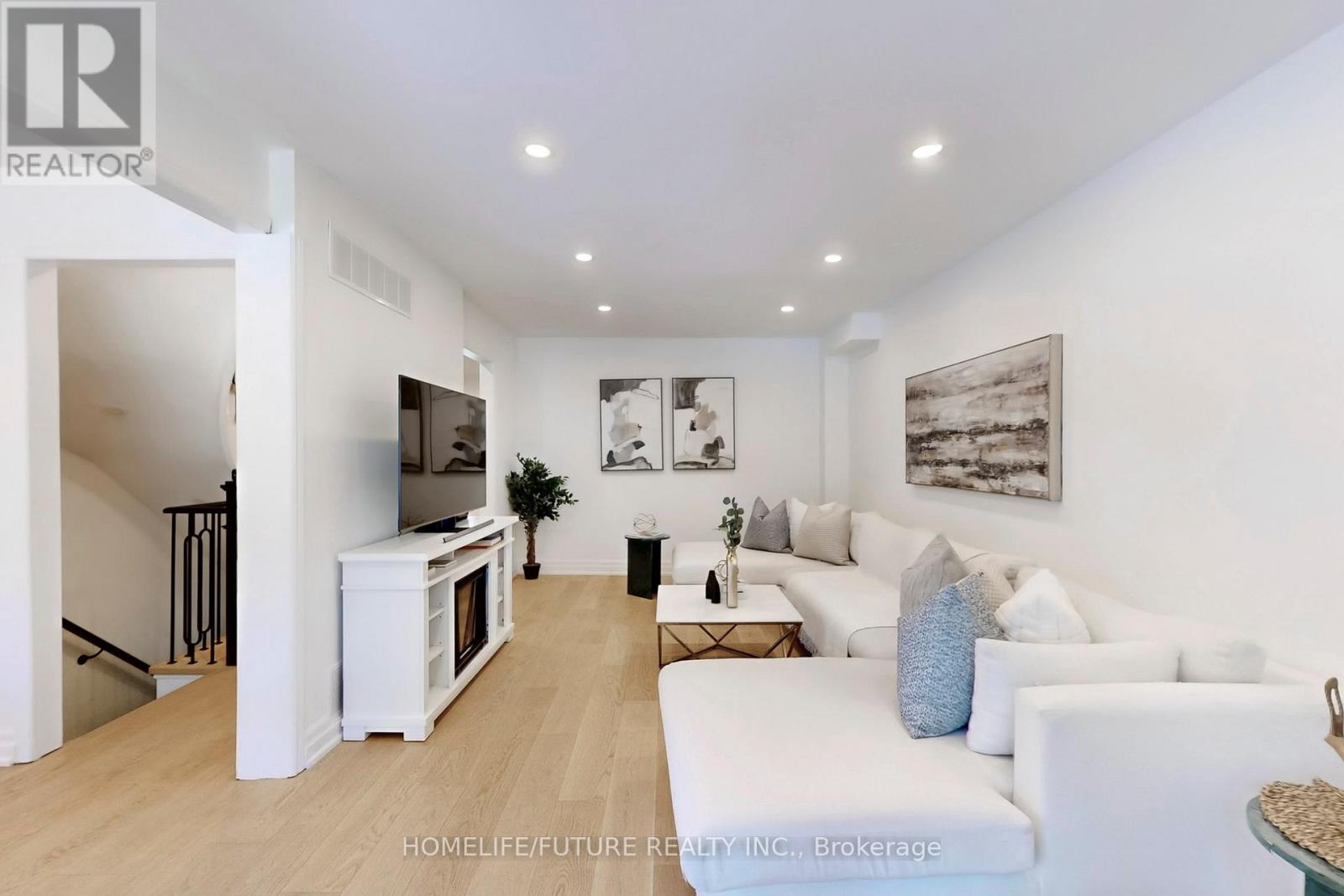 3273 Huxley Drive, Mississauga, Ontario  L5L 4S3 - Photo 4 - W12552102