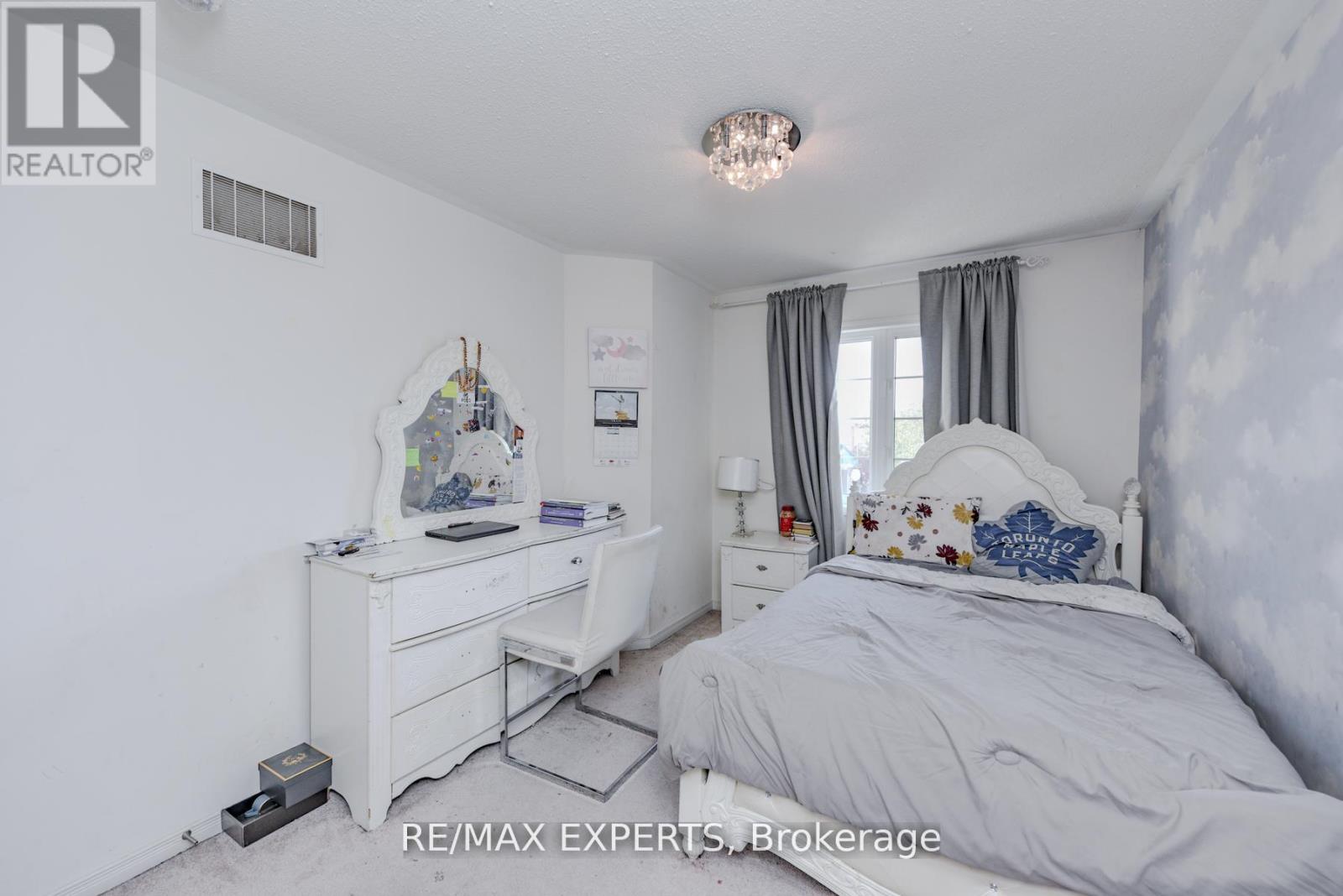 78 Honeyview Trail, Brampton, Ontario  L6P 4A3 - Photo 19 - W12552172