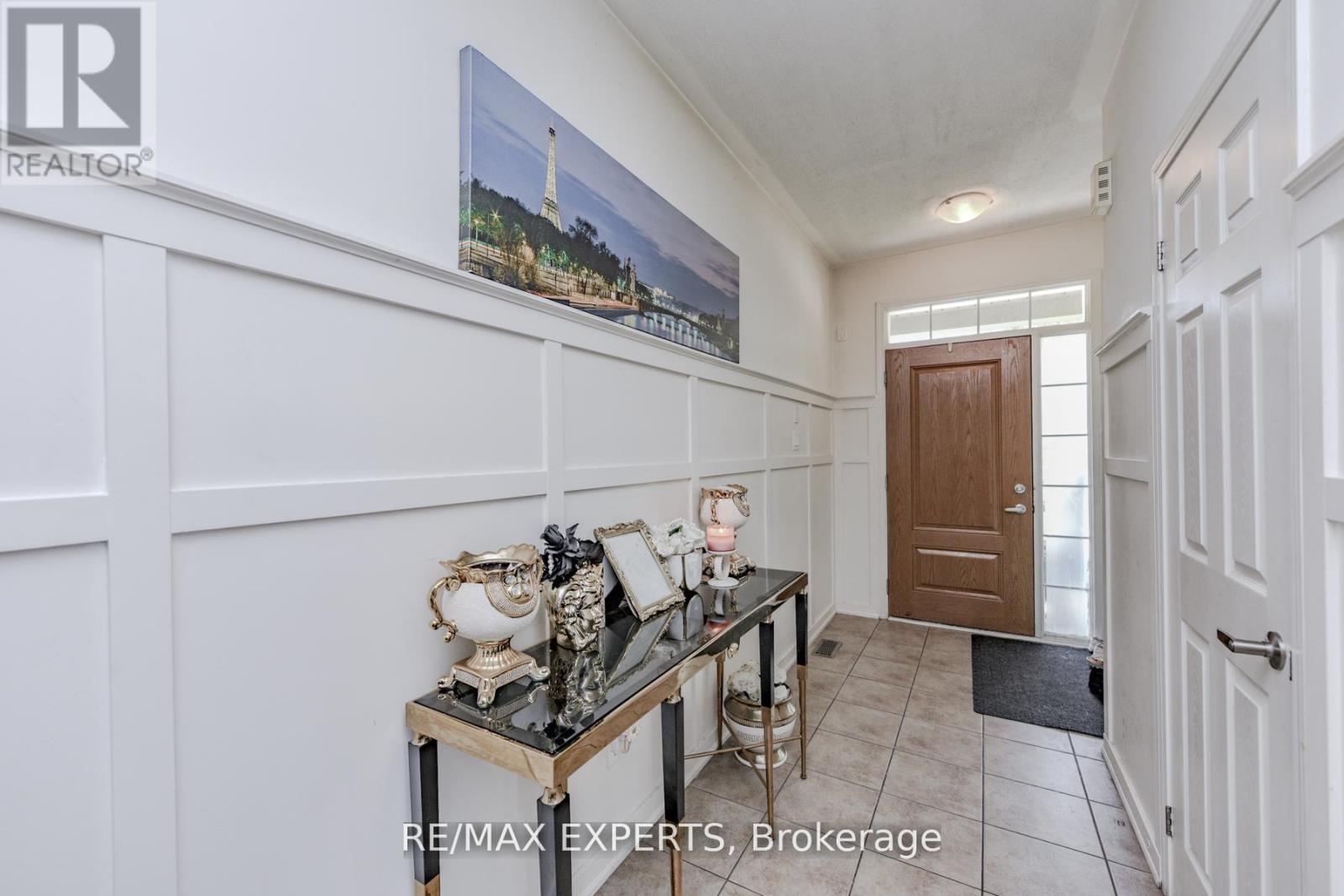 78 Honeyview Trail, Brampton, Ontario  L6P 4A3 - Photo 3 - W12552172