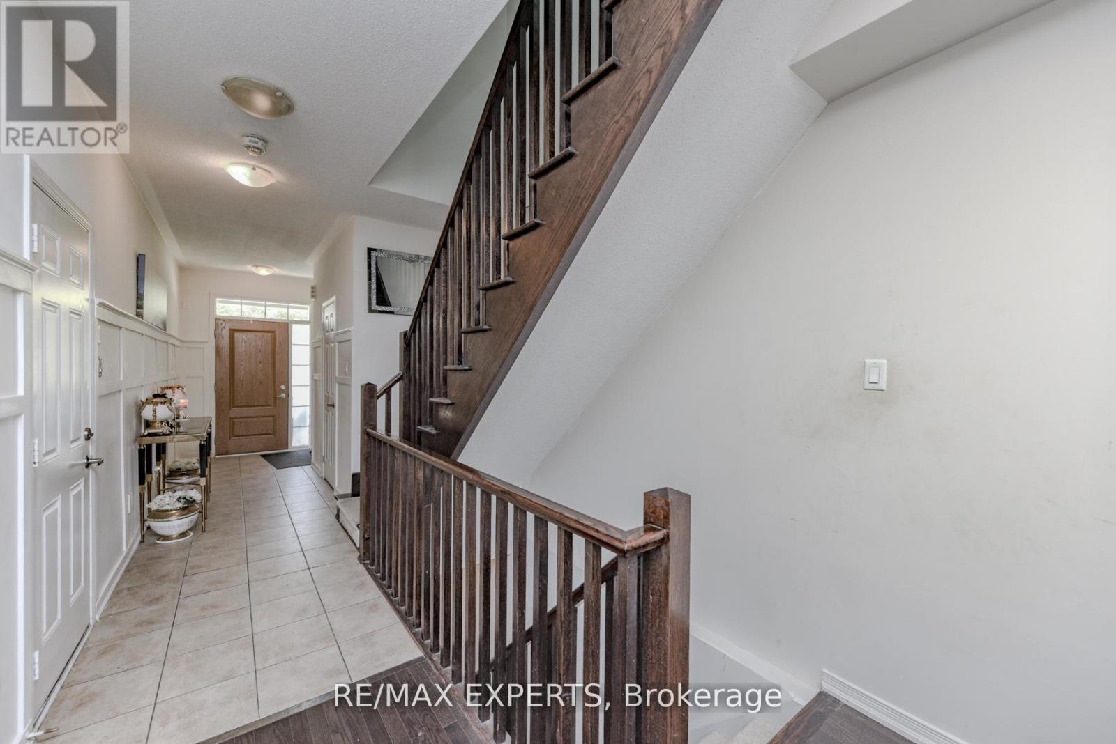 78 Honeyview Trail, Brampton, Ontario  L6P 4A3 - Photo 4 - W12552172