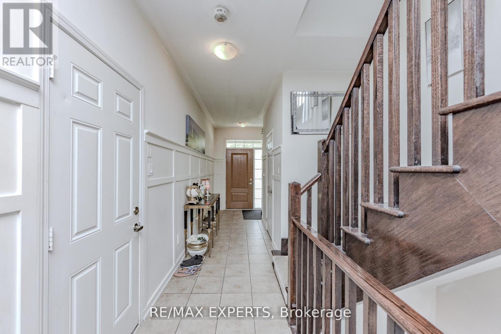 78 Honeyview Trail, Brampton, Ontario  L6P 4A3 - Photo 5 - W12552172