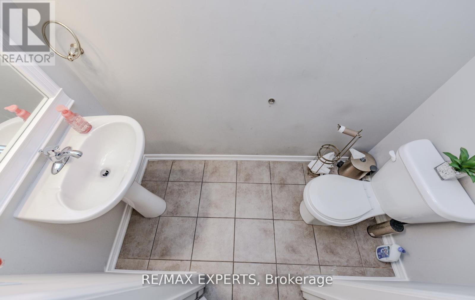 78 Honeyview Trail, Brampton, Ontario  L6P 4A3 - Photo 6 - W12552172