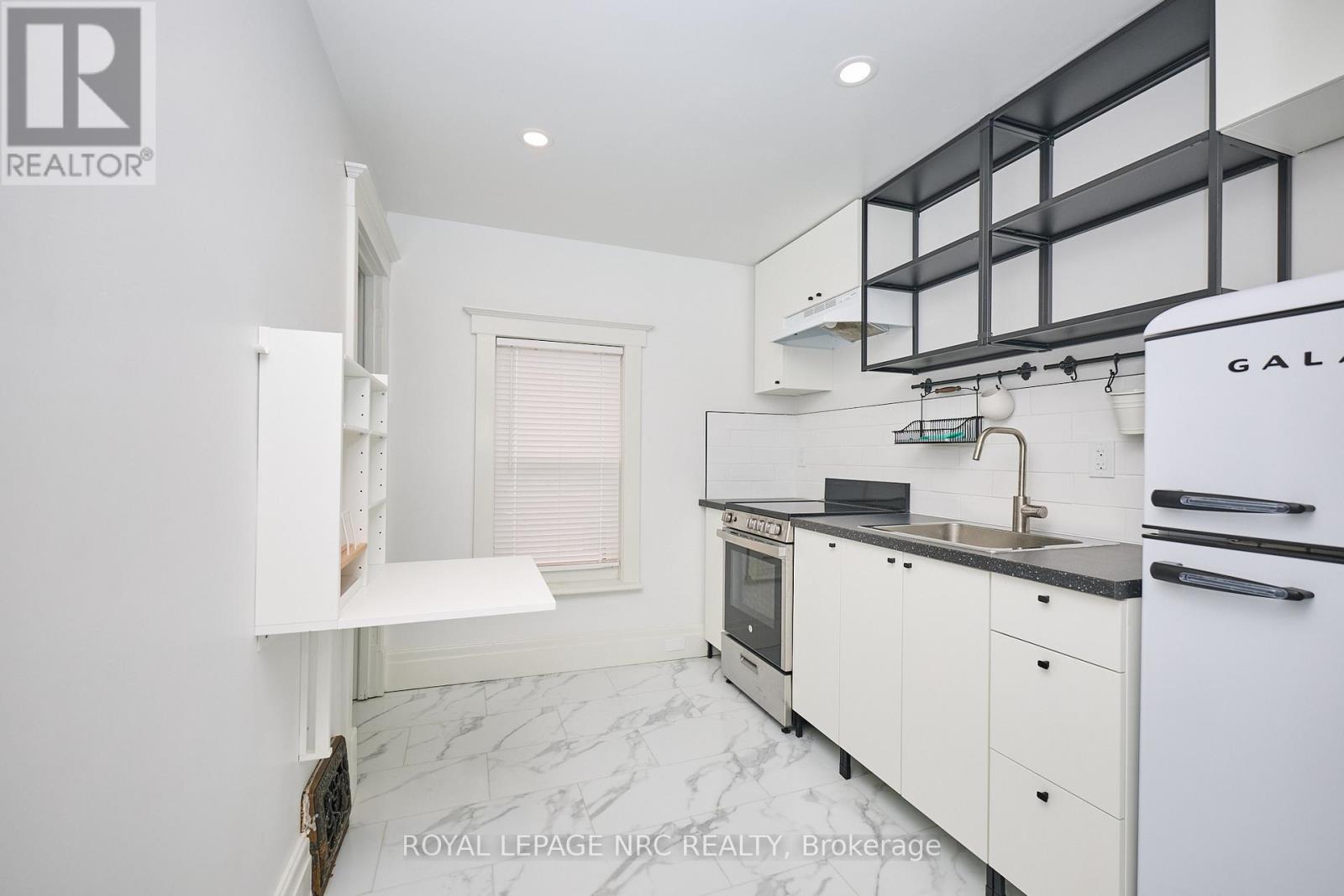 61 York Street, St. Catharines, Ontario  L2R 6C6 - Photo 11 - X12552378