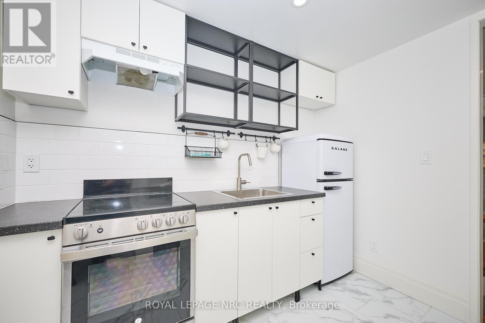 61 York Street, St. Catharines, Ontario  L2R 6C6 - Photo 12 - X12552378