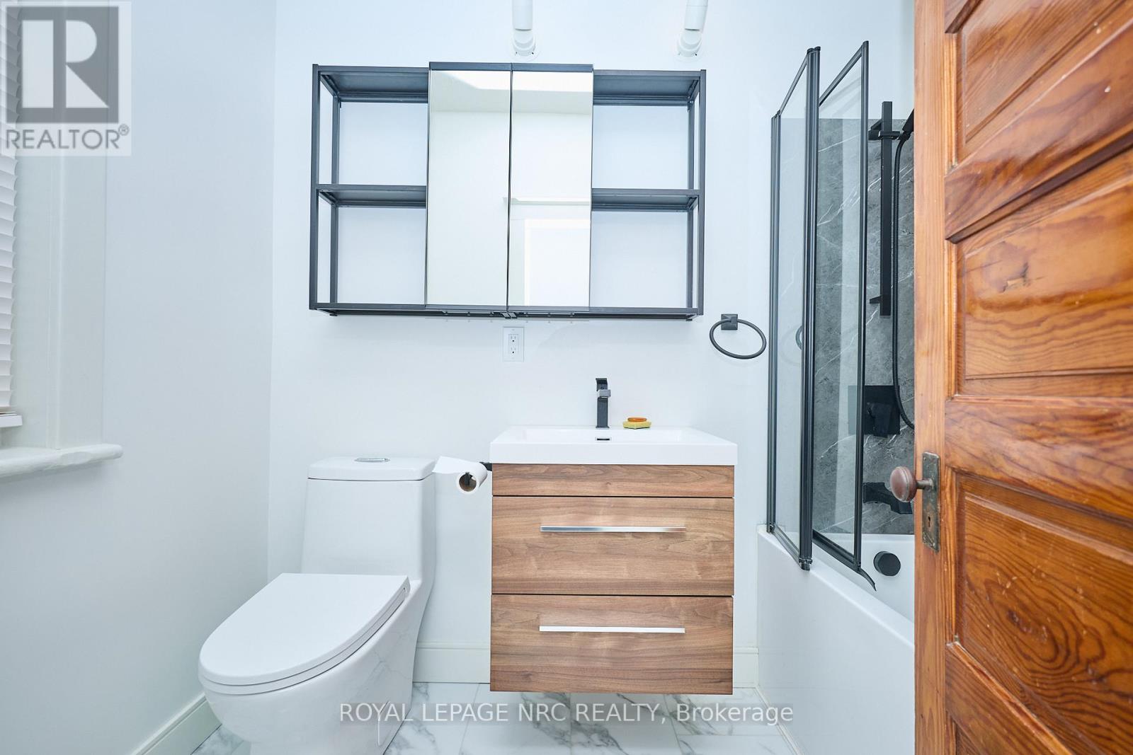 61 York Street, St. Catharines, Ontario  L2R 6C6 - Photo 8 - X12552378