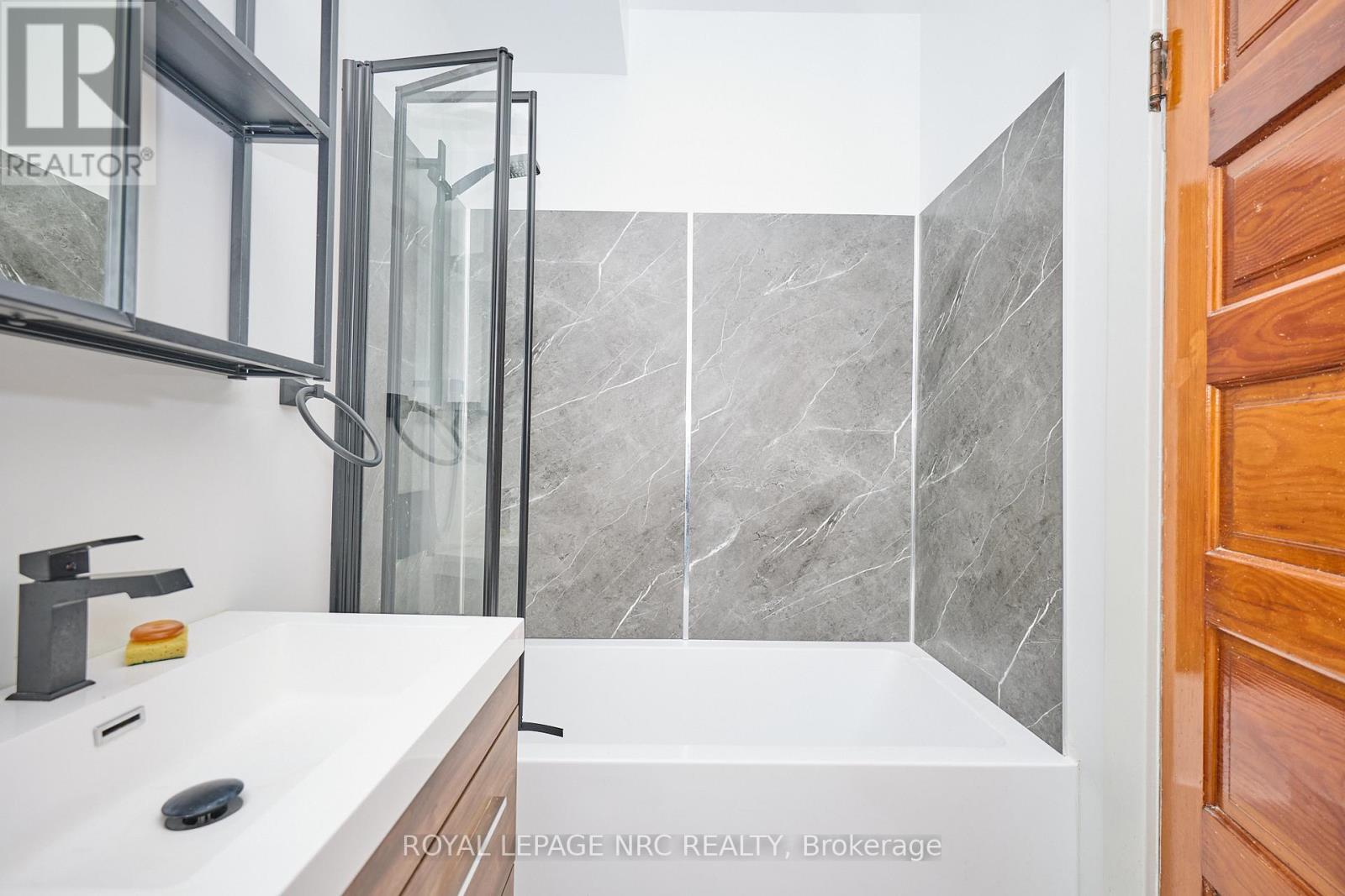 61 York Street, St. Catharines, Ontario  L2R 6C6 - Photo 9 - X12552378