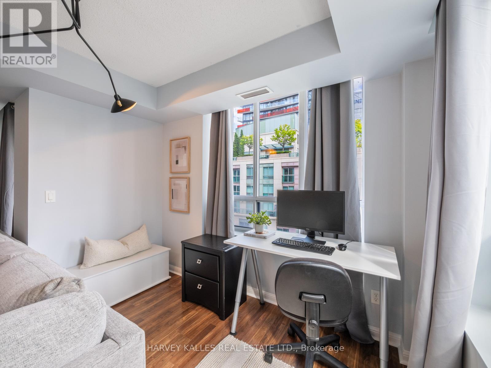 1309 - 140 Simcoe Street, Toronto, Ontario  M5H 4E9 - Photo 2 - C12547048