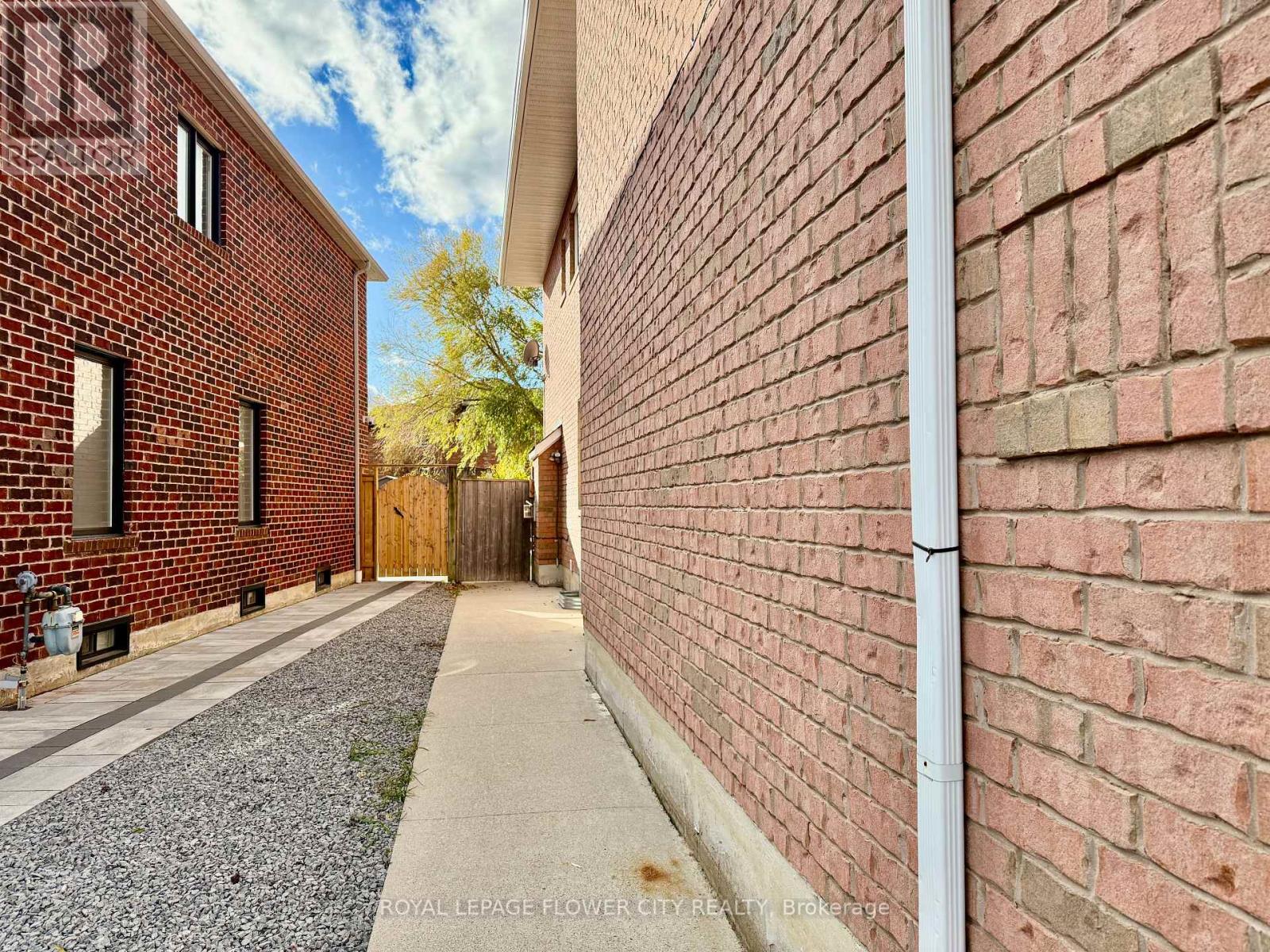 Lower - 4289 Guildwood Way, Mississauga, Ontario  L5R 0A7 - Photo 3 - W12552114