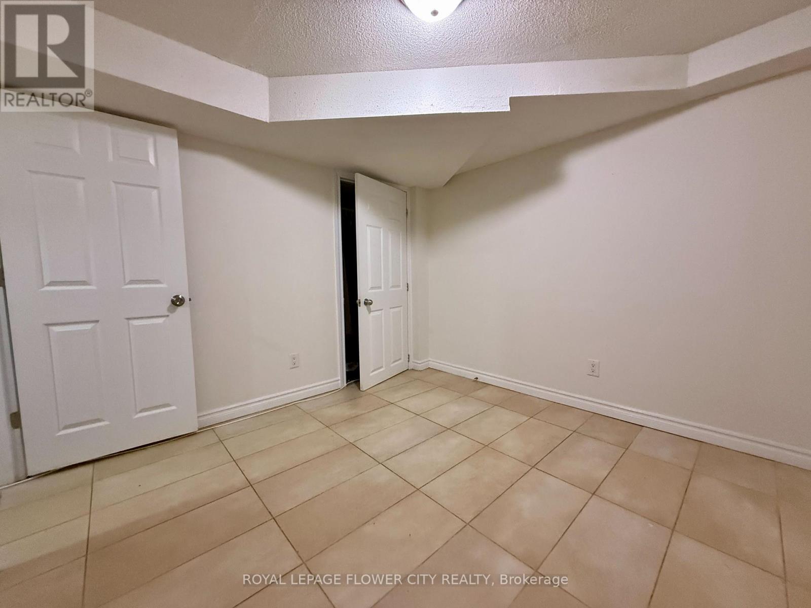 Lower - 4289 Guildwood Way, Mississauga, Ontario  L5R 0A7 - Photo 7 - W12552114