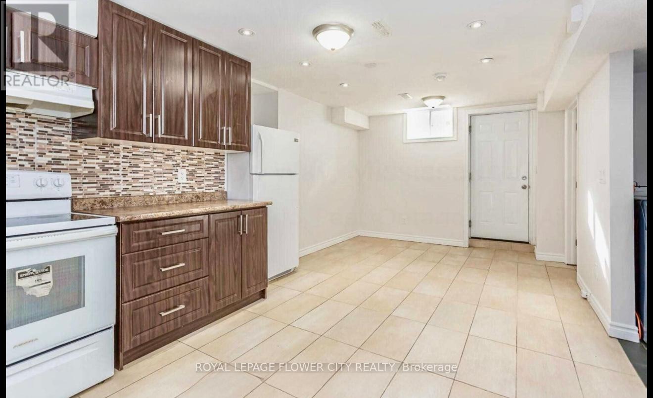 Lower - 4289 Guildwood Way, Mississauga, Ontario  L5R 0A7 - Photo 6 - W12552114