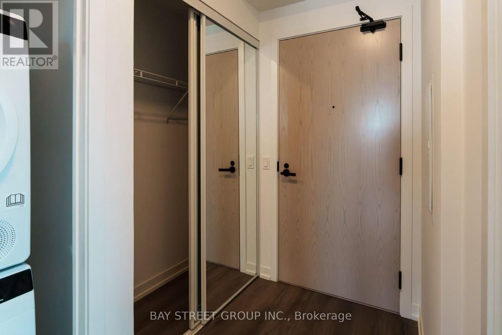 1105 - 28 Interchange Way, Vaughan, Ontario  L4K 0P8 - Photo 3 - N12552390