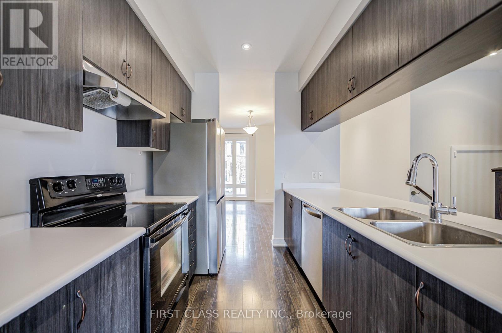 52 Helliwell Crescent, Richmond Hill, Ontario  L4E 1C7 - Photo 7 - N12470896