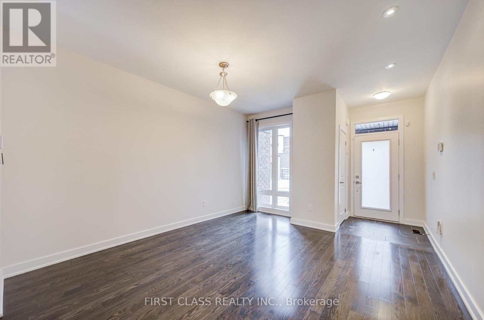 52 Helliwell Crescent, Richmond Hill, Ontario  L4E 1C7 - Photo 3 - N12470896