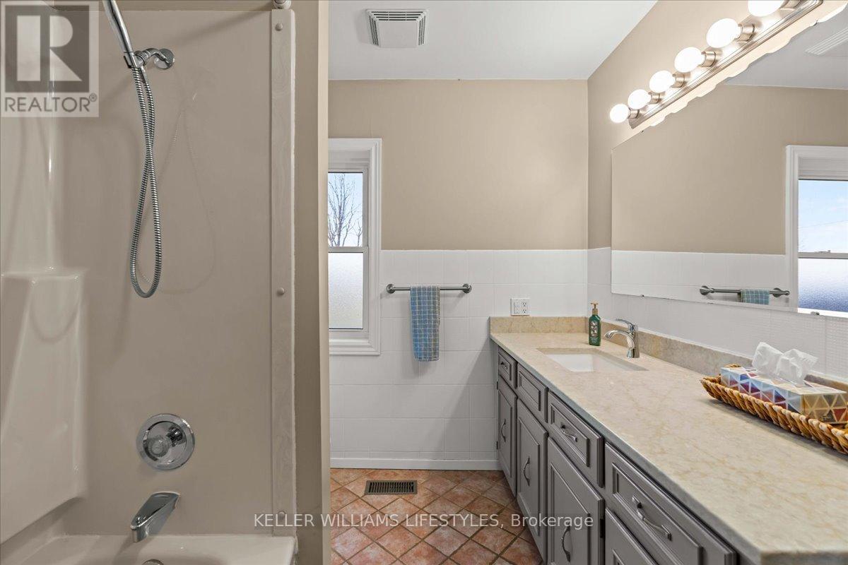 3981 Hyslop Line, Plympton-Wyoming, Ontario  N0N 1E0 - Photo 21 - X12550946