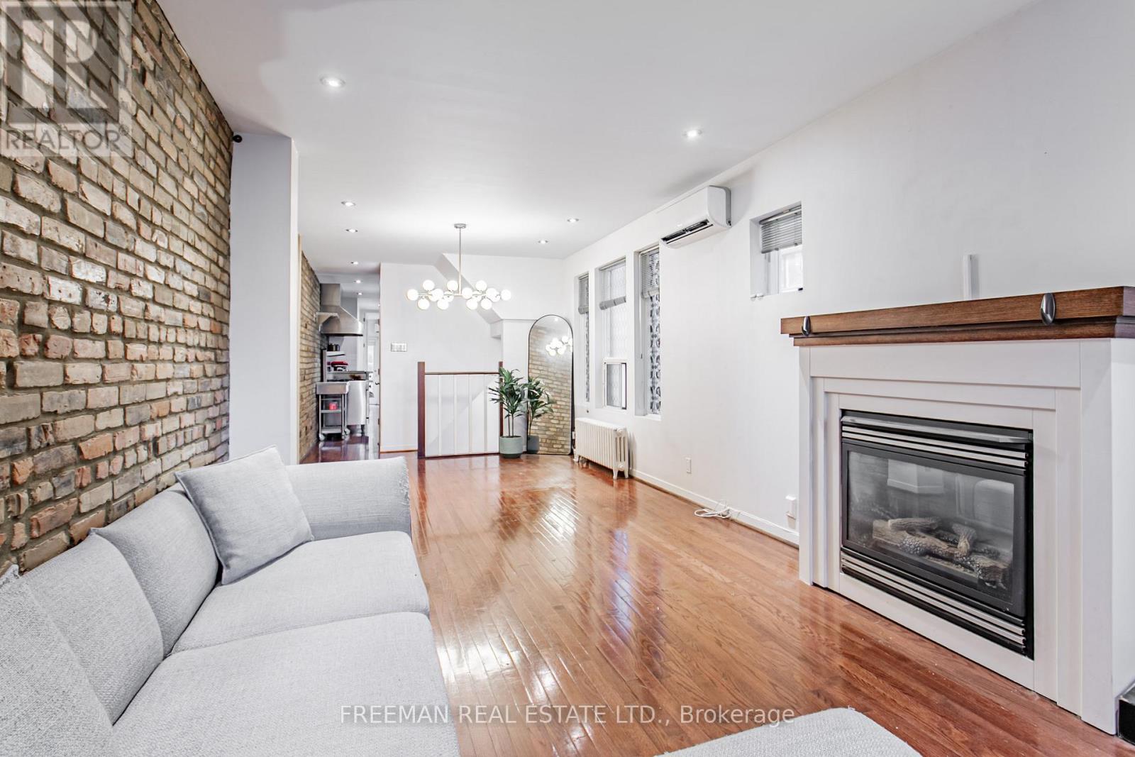 490 Montrose Avenue, Toronto, Ontario  M6G 3H1 - Photo 3 - C12552506