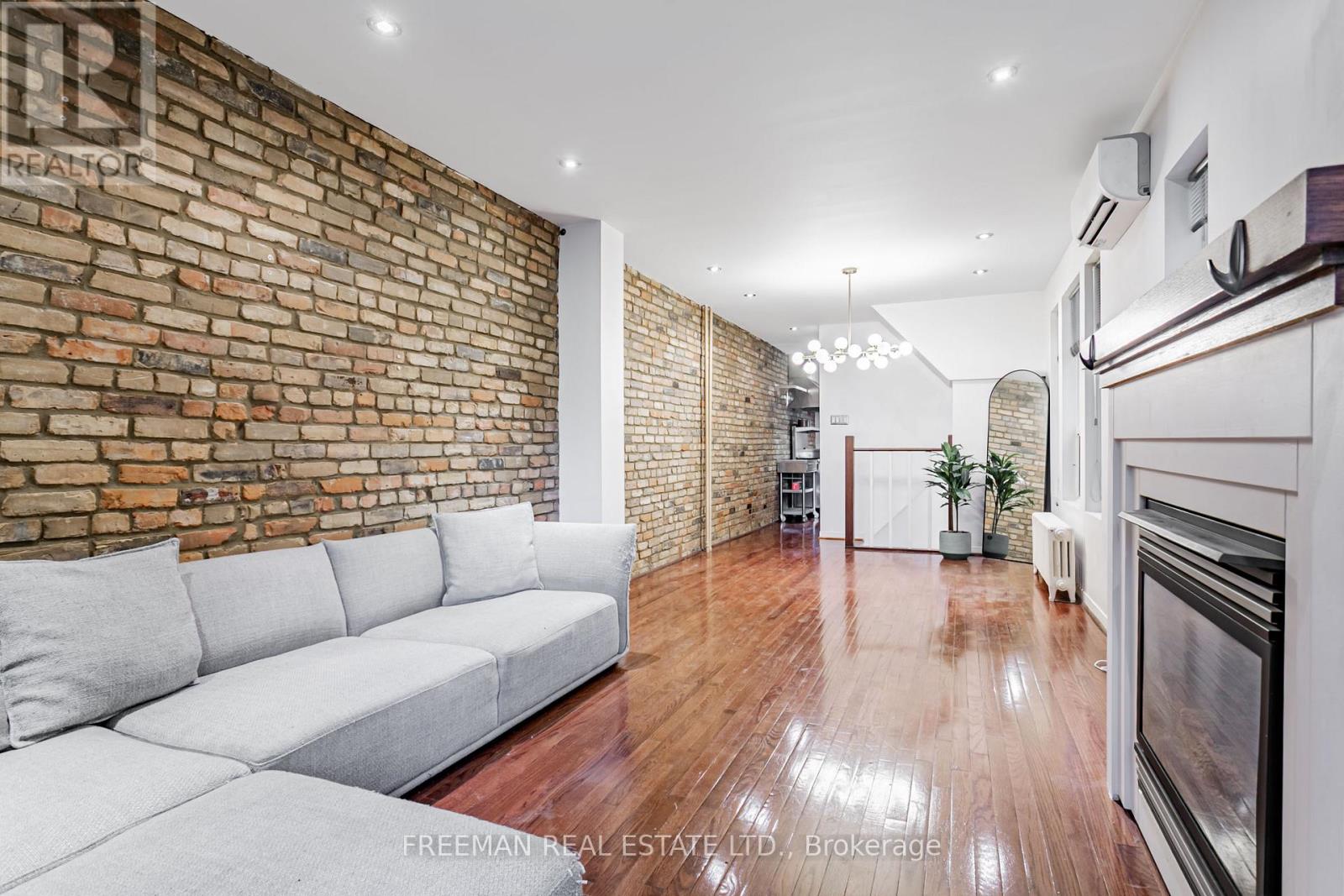 490 Montrose Avenue, Toronto, Ontario  M6G 3H1 - Photo 2 - C12552514