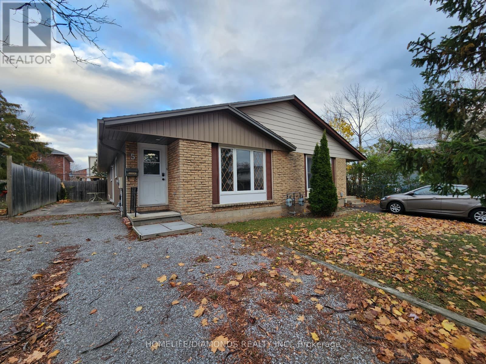 UPPER - 5 CALCOTT COURT, Thorold, Ontario