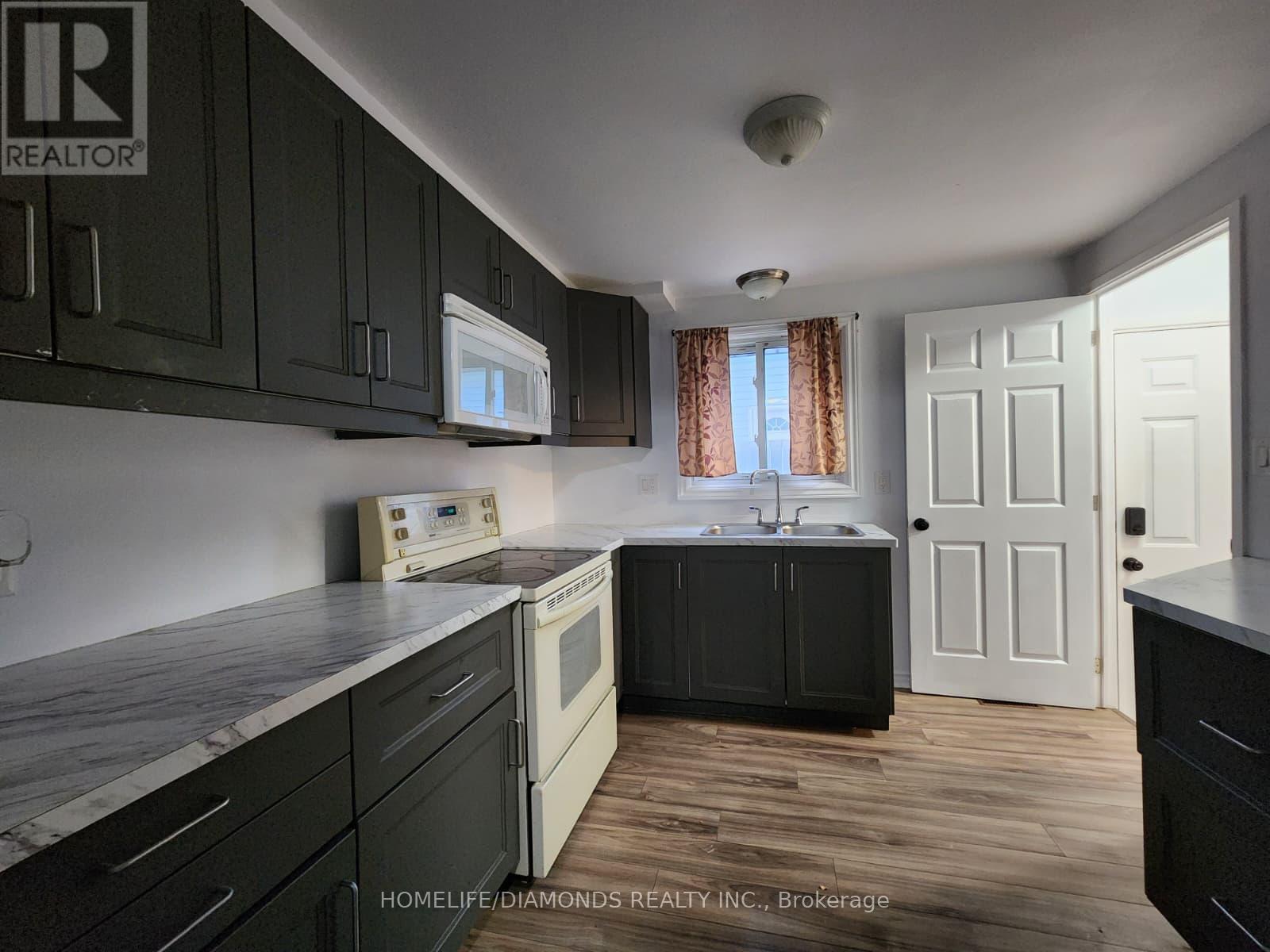 Upper - 5 Calcott Court, Thorold, Ontario L2V 4J9 - Photo 2 - X12548878