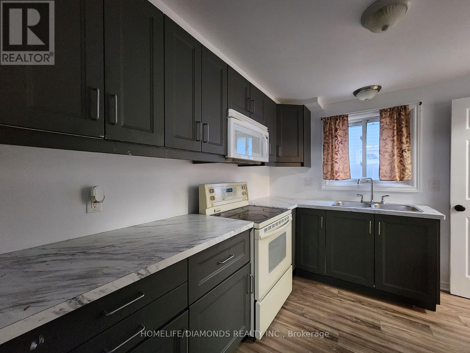 Upper - 5 Calcott Court, Thorold, Ontario L2V 4J9 - Photo 3 - X12548878