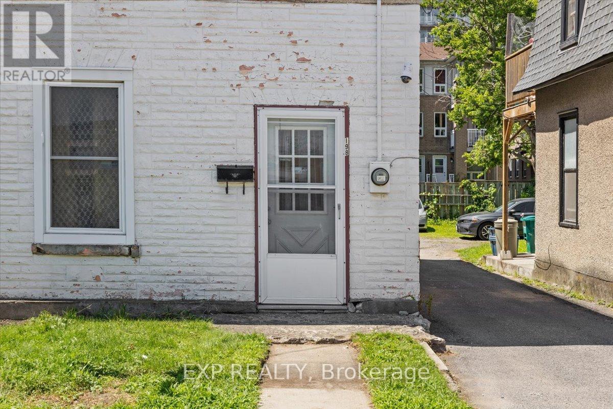 198 Hinchey Avenue, Ottawa, Ontario K1Y 1L7 - Photo 3 - X12552676