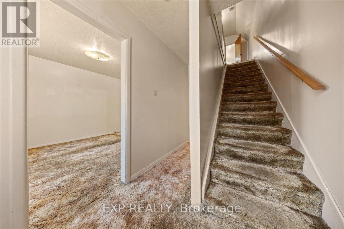 198 Hinchey Avenue, Ottawa, Ontario K1Y 1L7 - Photo 5 - X12552676