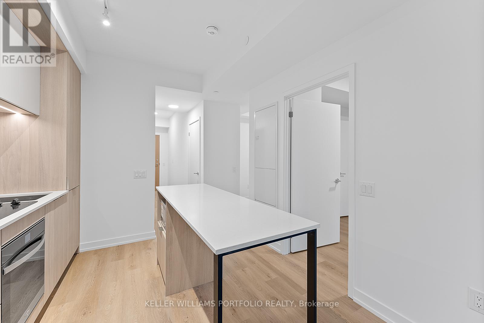 701 - 395 Square One Drive, Mississauga, Ontario  L5B 0P6 - Photo 10 - W12552502