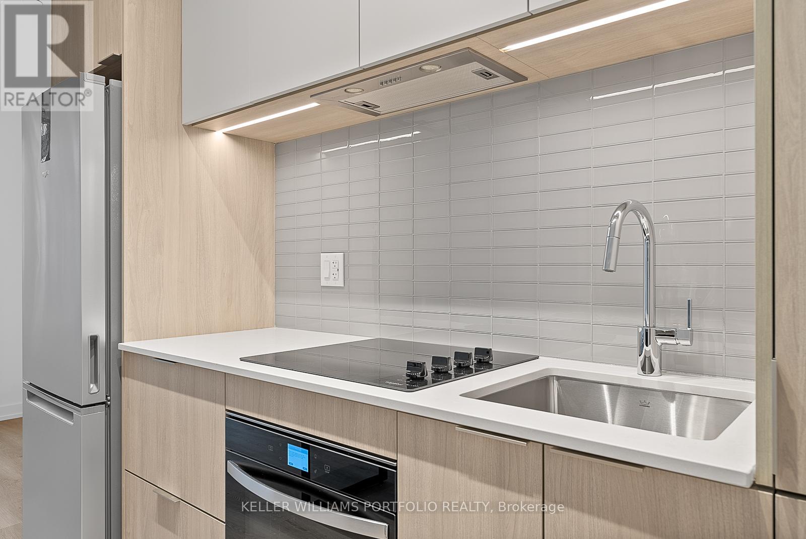 701 - 395 Square One Drive, Mississauga, Ontario  L5B 0P6 - Photo 11 - W12552502