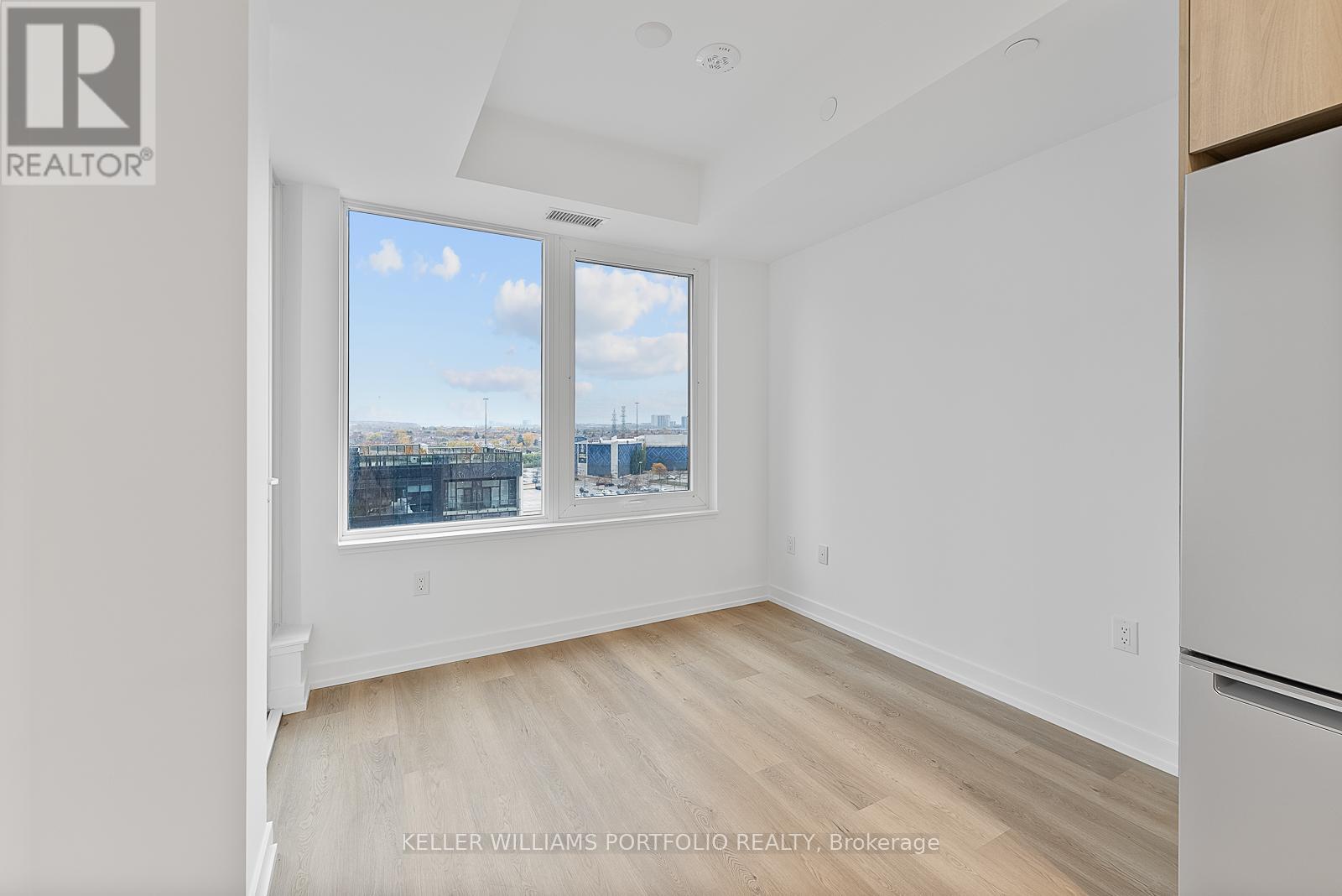 701 - 395 Square One Drive, Mississauga, Ontario  L5B 0P6 - Photo 12 - W12552502