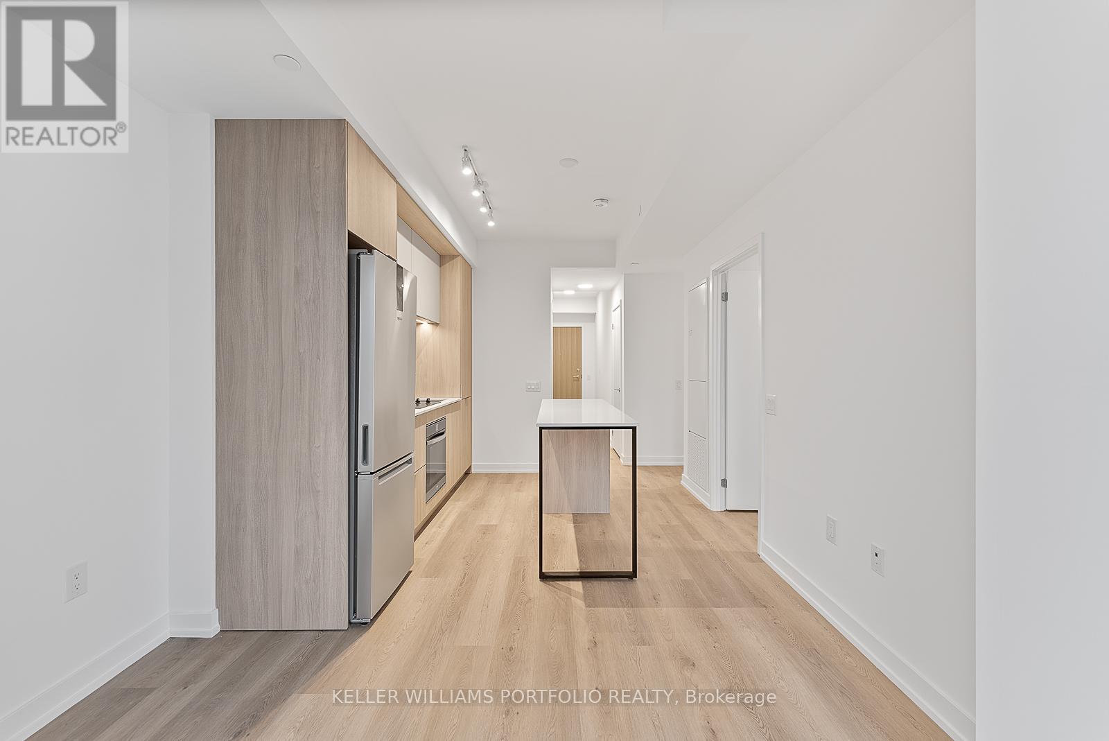 701 - 395 Square One Drive, Mississauga, Ontario  L5B 0P6 - Photo 14 - W12552502