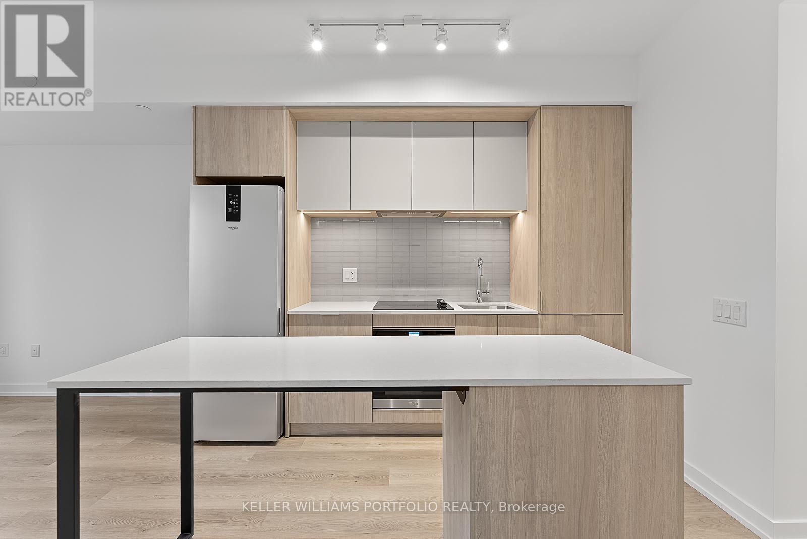 701 - 395 Square One Drive, Mississauga, Ontario  L5B 0P6 - Photo 7 - W12552502