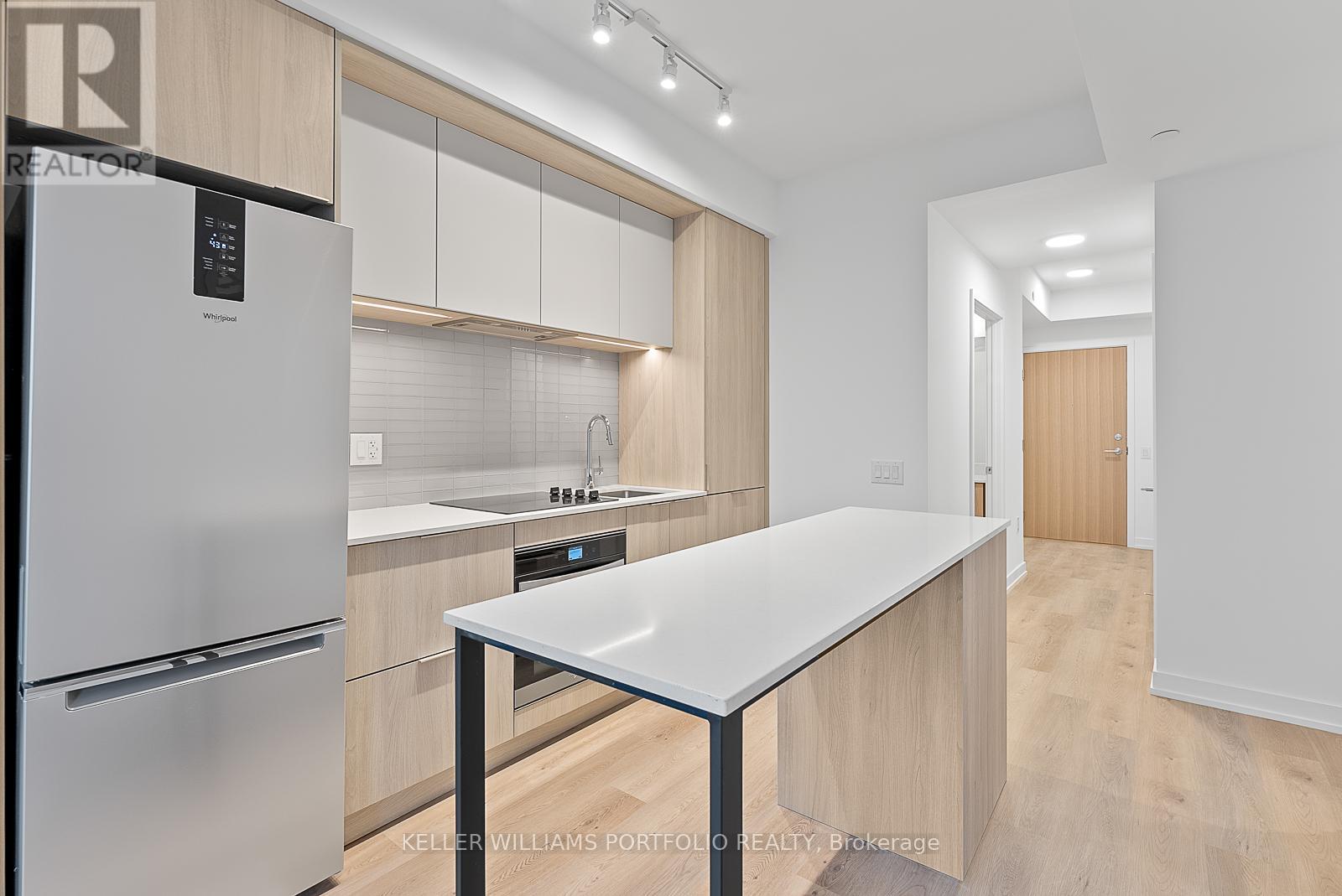 701 - 395 Square One Drive, Mississauga, Ontario  L5B 0P6 - Photo 8 - W12552502