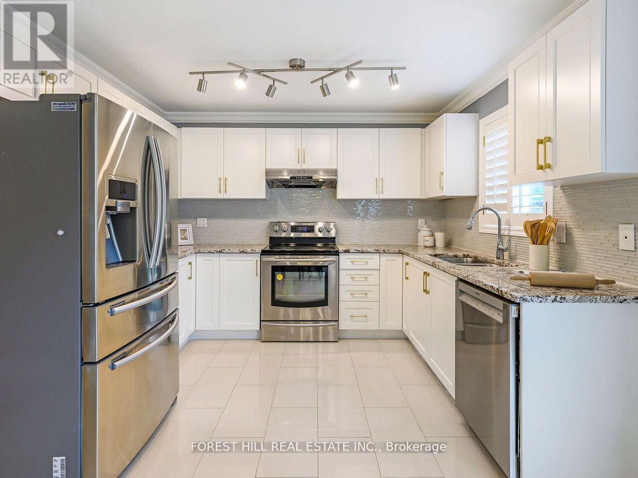 1575 Samuelson Circle, Mississauga, Ontario  L5N 8A2 - Photo 5 - W12552566