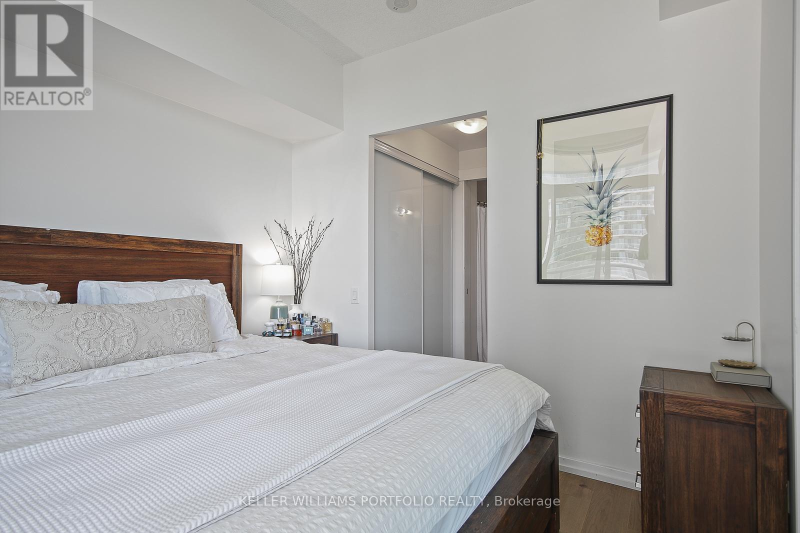 515 - 105 The Queensway Avenue, Toronto, Ontario  M6G 5B5 - Photo 11 - W12552568