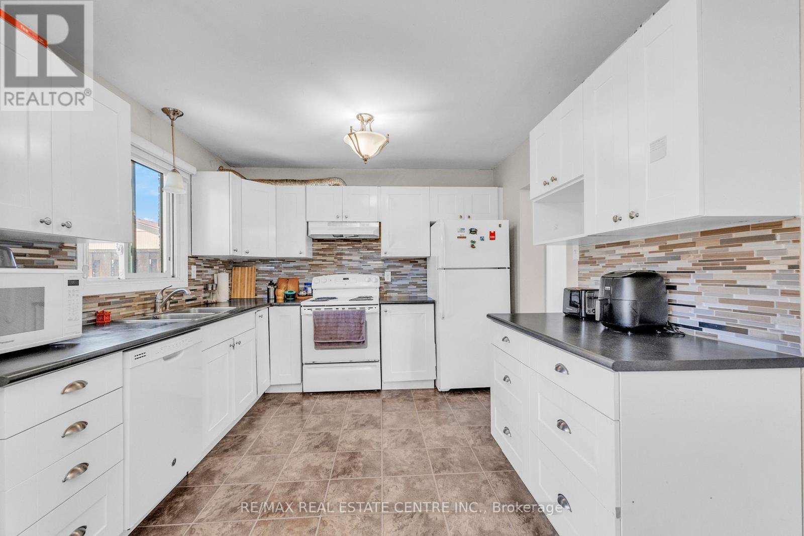 102 - 105 Hansen Road N, Brampton, Ontario  L6V 3C9 - Photo 7 - W12552608