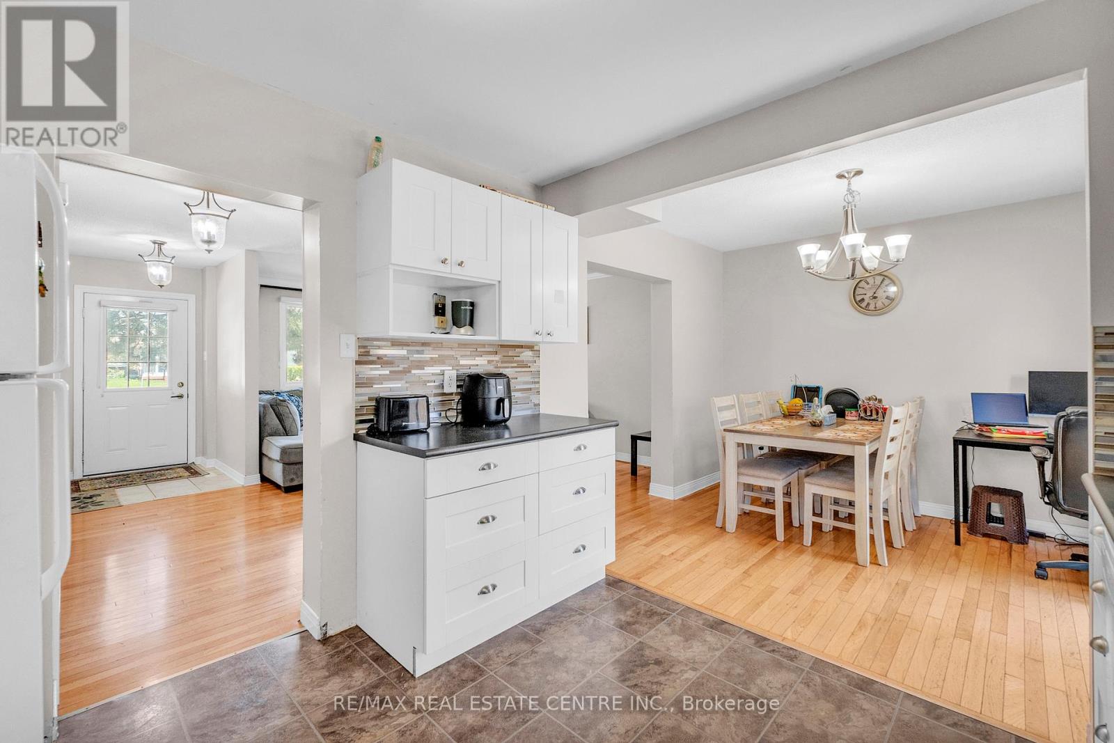 102 - 105 Hansen Road N, Brampton, Ontario  L6V 3C9 - Photo 9 - W12552608