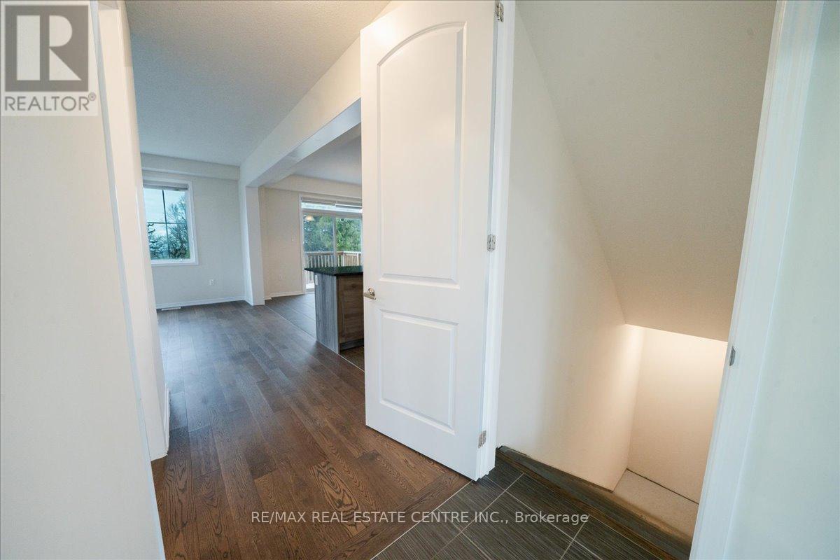 107 Cuesta Heights, Hamilton, Ontario  L8J 0M2 - Photo 11 - X12552450