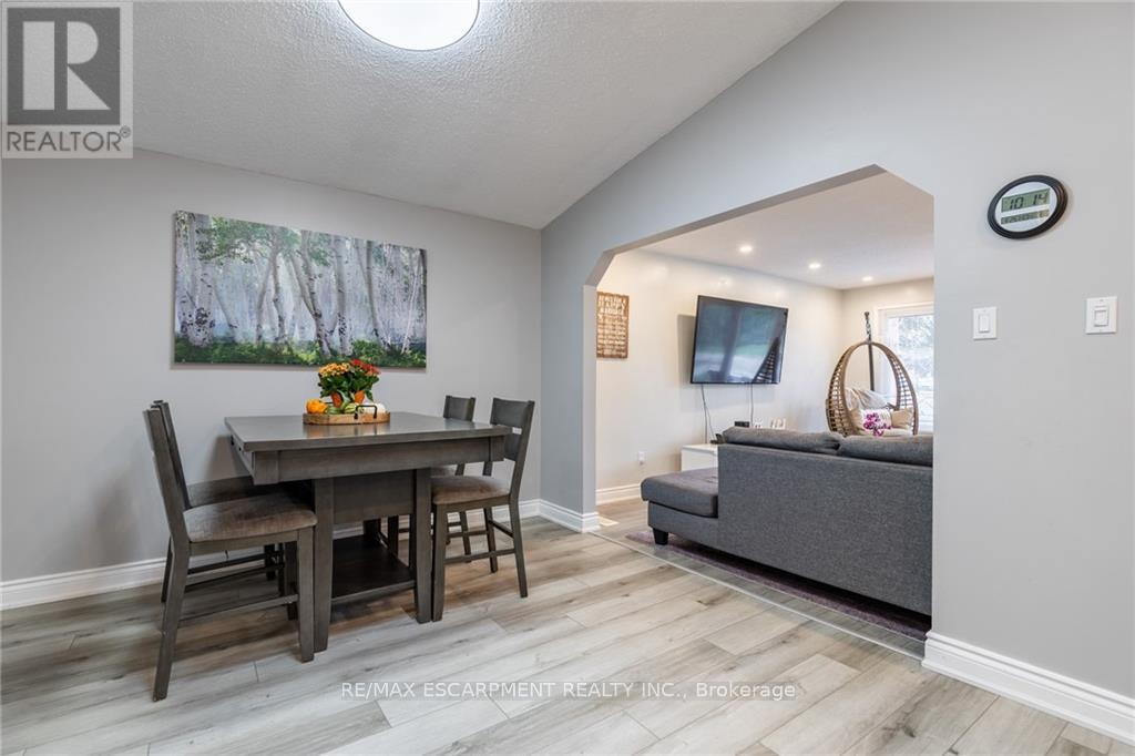 5 Twinoaks Crescent, Hamilton, Ontario  L8J 2E6 - Photo 10 - X12552470