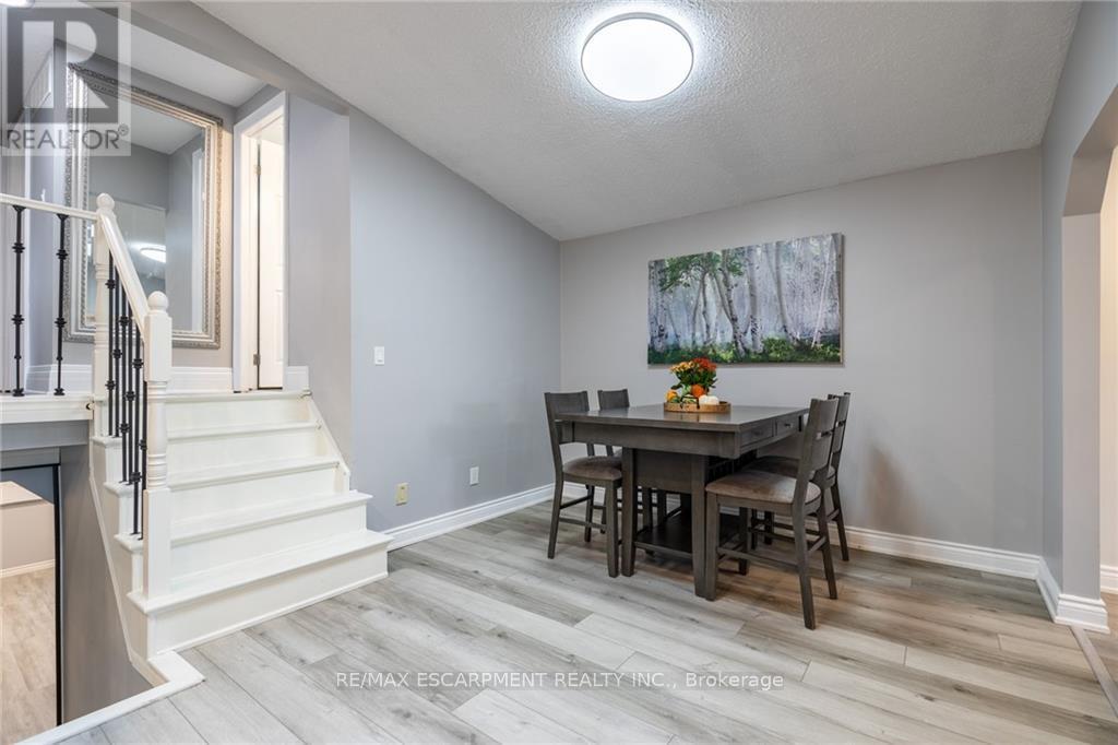 5 Twinoaks Crescent, Hamilton, Ontario  L8J 2E6 - Photo 11 - X12552470