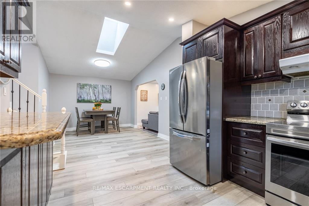 5 Twinoaks Crescent, Hamilton, Ontario  L8J 2E6 - Photo 14 - X12552470