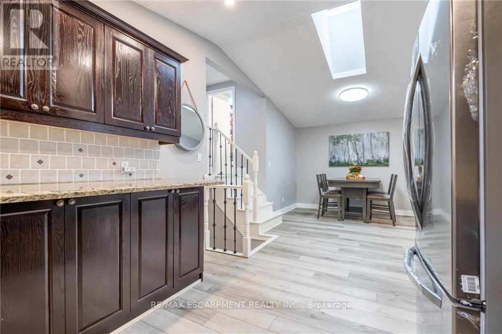 5 Twinoaks Crescent, Hamilton, Ontario  L8J 2E6 - Photo 15 - X12552470