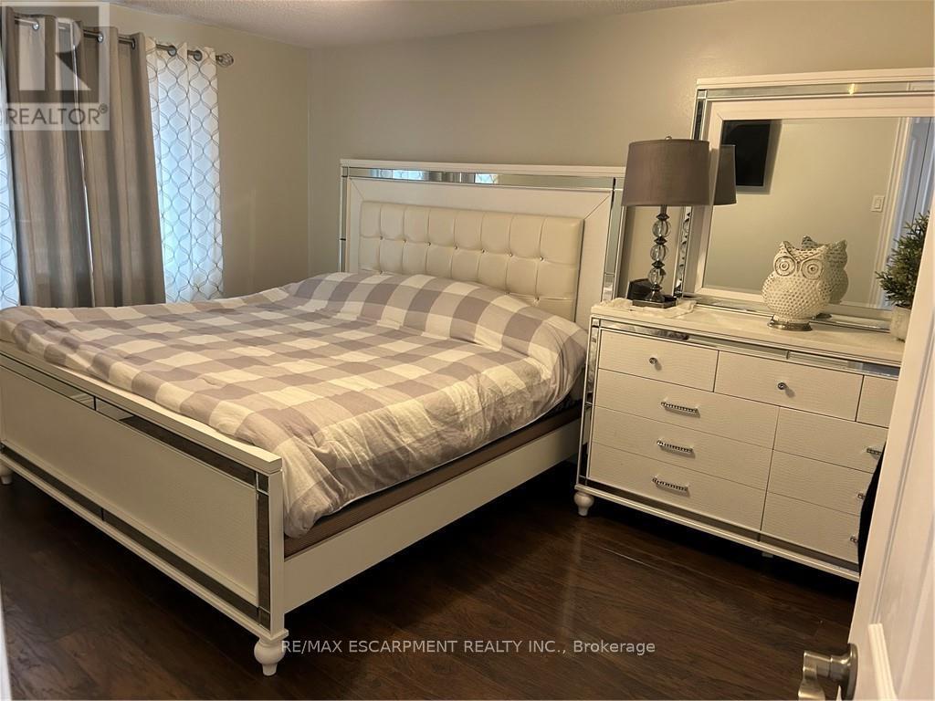 5 Twinoaks Crescent, Hamilton, Ontario  L8J 2E6 - Photo 16 - X12552470