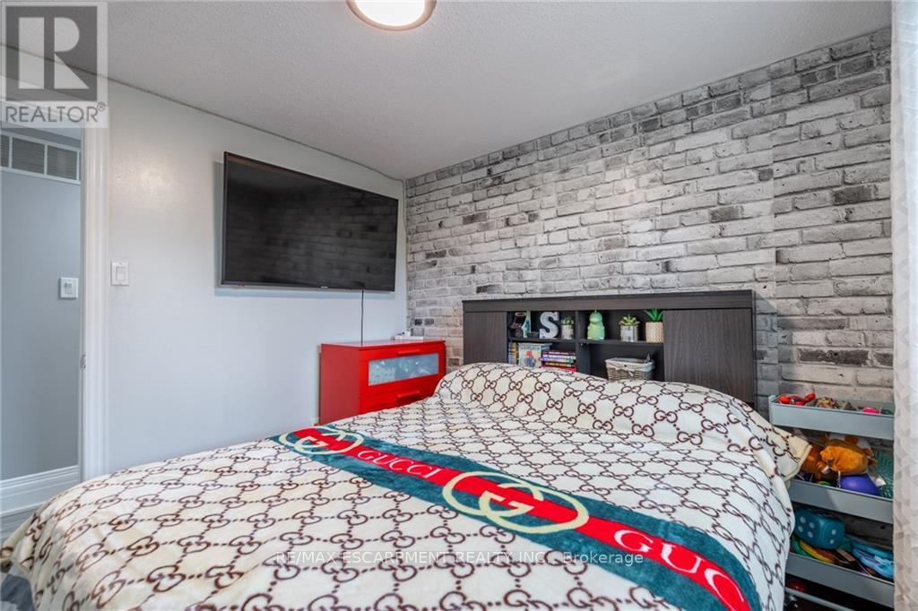 5 Twinoaks Crescent, Hamilton, Ontario  L8J 2E6 - Photo 19 - X12552470