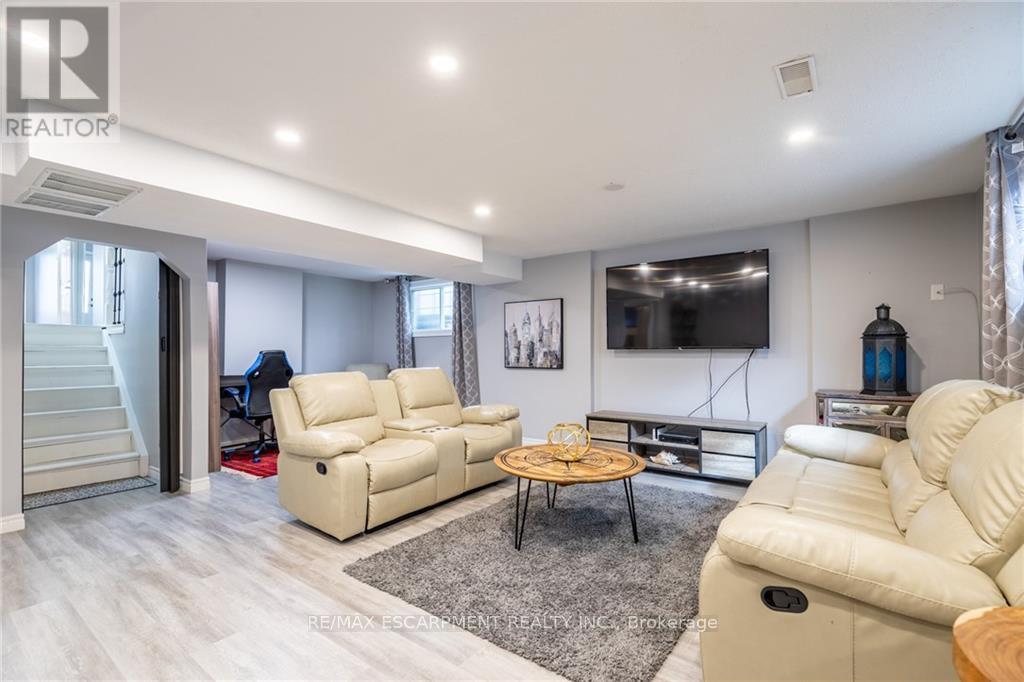 5 Twinoaks Crescent, Hamilton, Ontario  L8J 2E6 - Photo 21 - X12552470